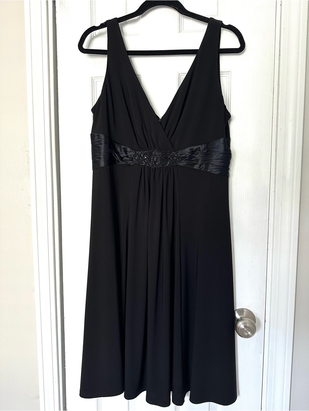 Jones New York Size 14 Classic Black V-Neck Sleeveless Dress Embellished Waist